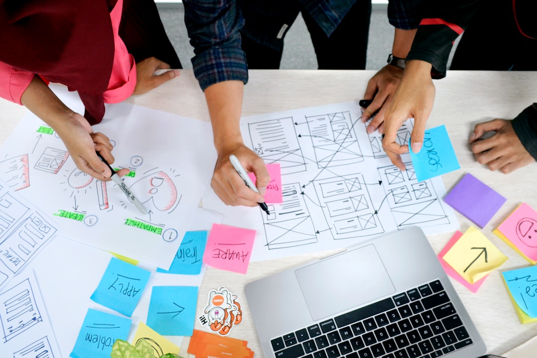Le design thinking est une démarche centrée sur l'humain qui s'appuie sur la boîte à outils du designer pour concilier les besoins des personnes, les possibilités de la technologie et les exigences de réussite de l'entreprise. Le design thinking repose avant tout sur une approche humaine. Il incite les organisations à se concentrer sur les personnes pour lesquelles elles créent, ce qui permet d'obtenir de meilleurs produits, services et processus internes.